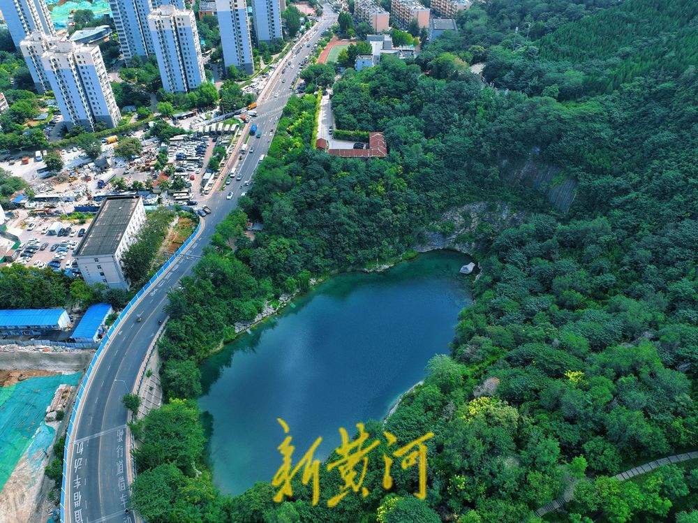 初秋胜景 济南燕翅山翠松环绕映砚池