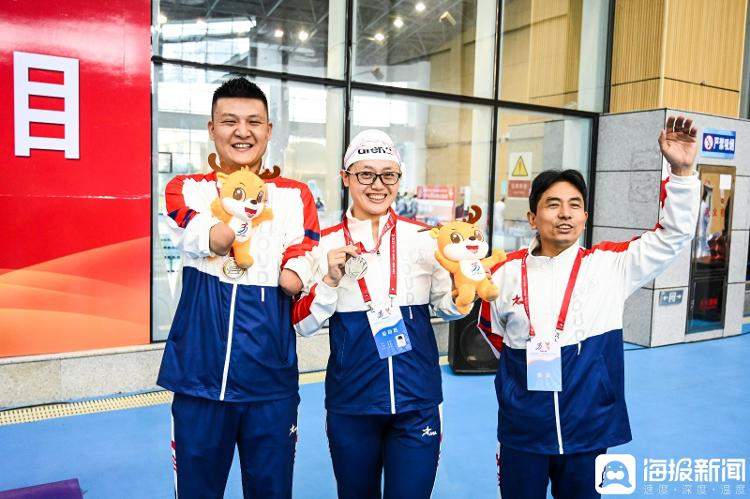 没有双手的全国游泳冠军,在夜市卖蛋炒饭书写自强人生