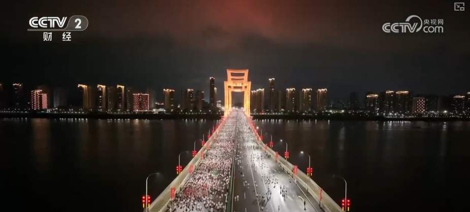 “八小时外”消费火热 夏日经济“夜动力”撬动消费“夜”态新引擎