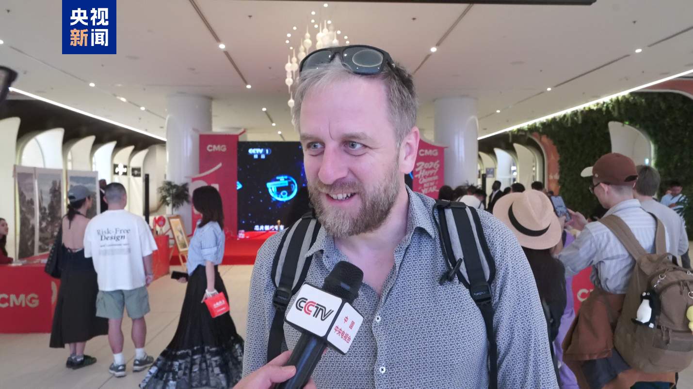 马年春晚闪耀全球最大商场 迪拜沉浸式品味中国“文化年夜饭”