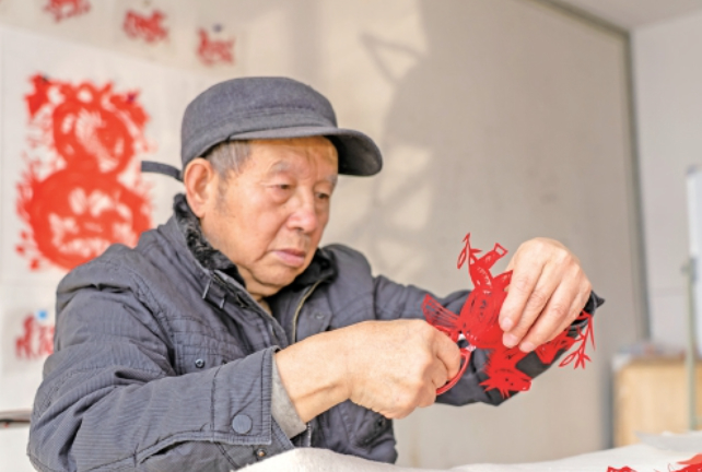 剪纸“牧马人”徐健 三百六十五幅“骏马”奔腾迎新春