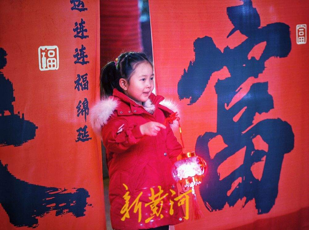 “泉”在济南过大年｜花灯聚光夜经济 正月十五济南华灯璀璨，人潮涌动
