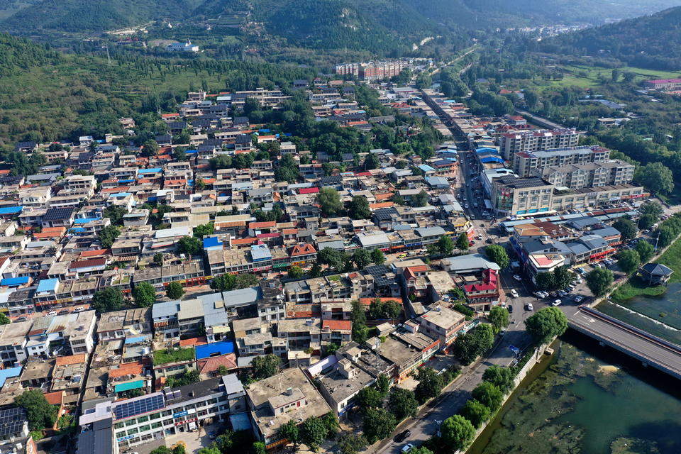 济南南山古镇旧貌换新颜，山水环绕成游客打卡点