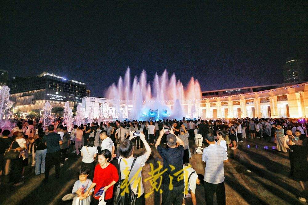 出伏后高温不退场，泉城广场音乐喷泉送清凉