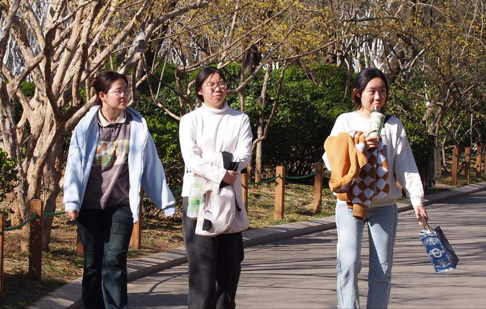 春分日济南街头温暖舒适，不少行人“轻装上阵”