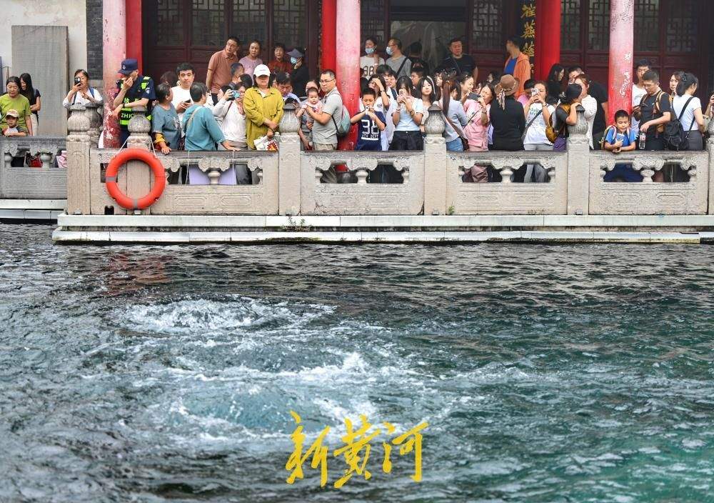 济南：趵突腾空迎佳节
