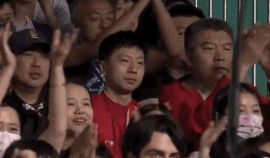 笑不活了!老师我家马龙睡不着吗 等比完赛眼袋就变卧蚕了