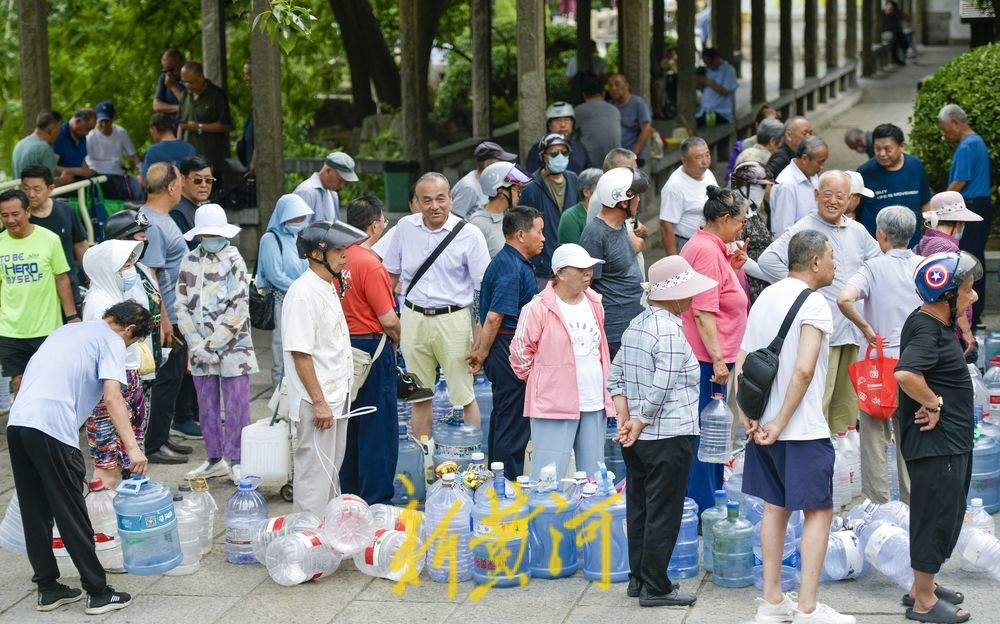 持续高温暂时“退热” 名泉取水迎来高峰  