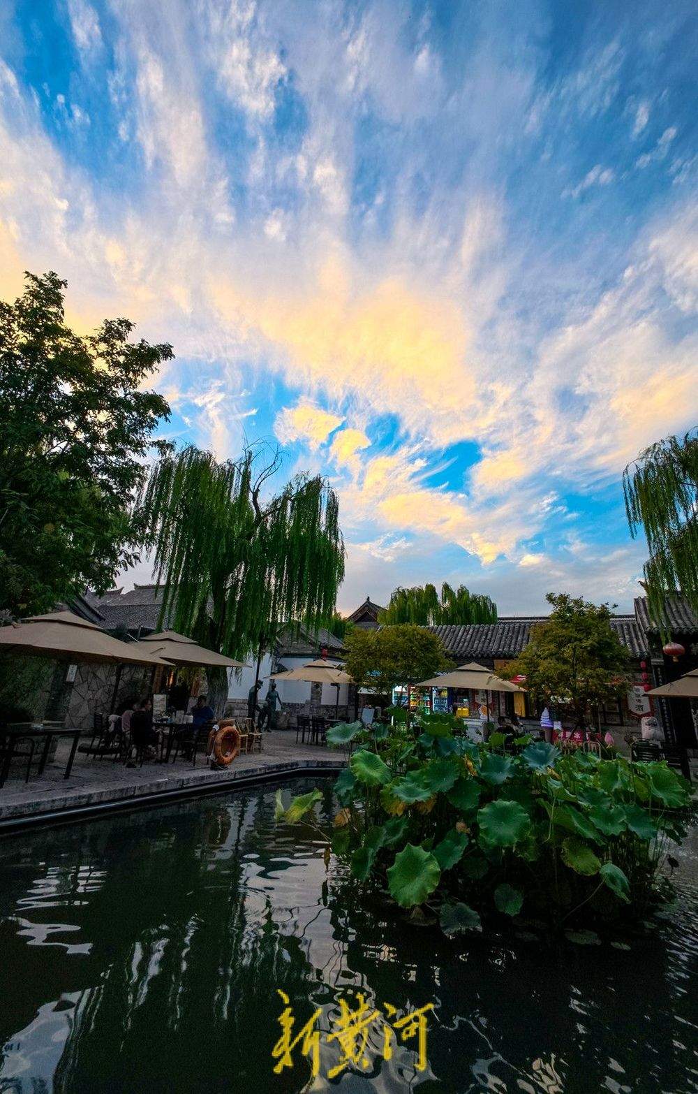 雨后凉爽天气上线，泉映夕阳洒金醉晚霞