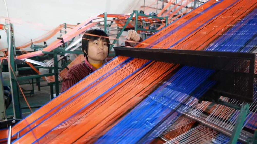 新华视点｜不负春光开好局 各地忙生产稳就业