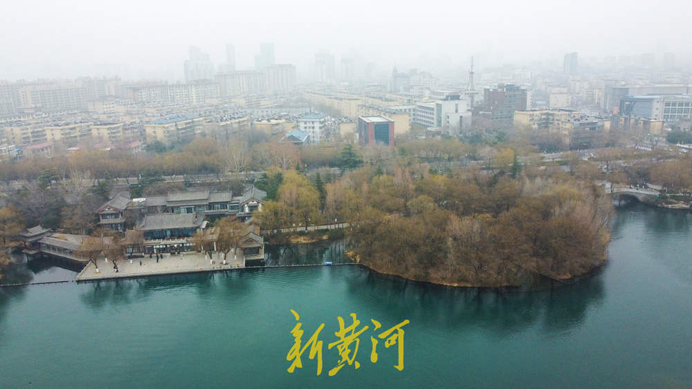 强寒潮来袭气温断崖式下降，大明湖雾霭氤氲如画