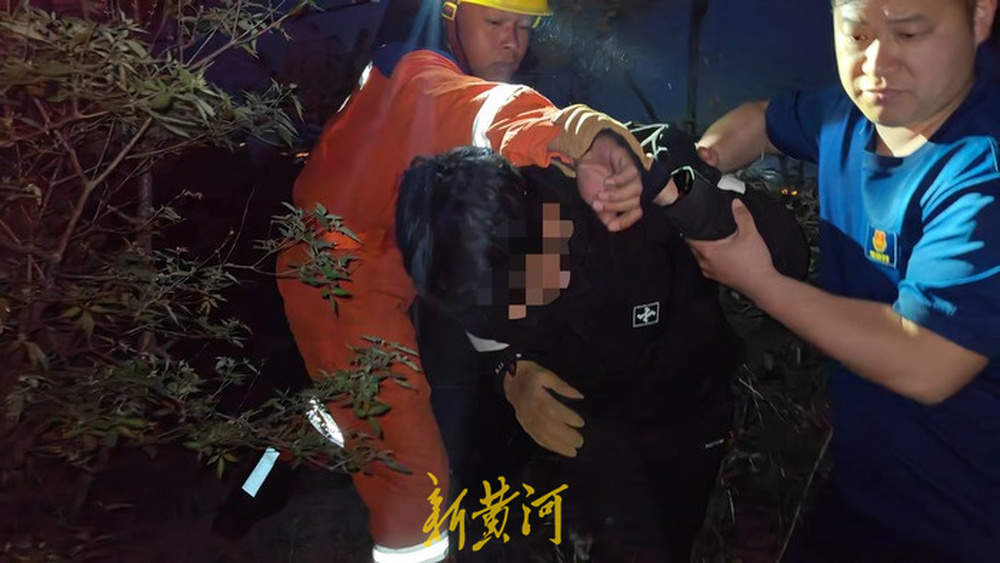 私家车翻下山坡司机被困20小时，消防人员靠救援绳徒手爬悬崖俩小时成功救援