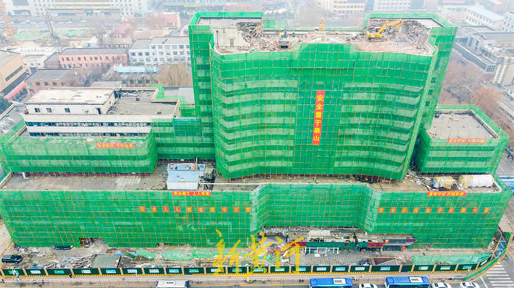 天龙大厦防护层“穿戴”到位，内部“掏空”逐层破拆