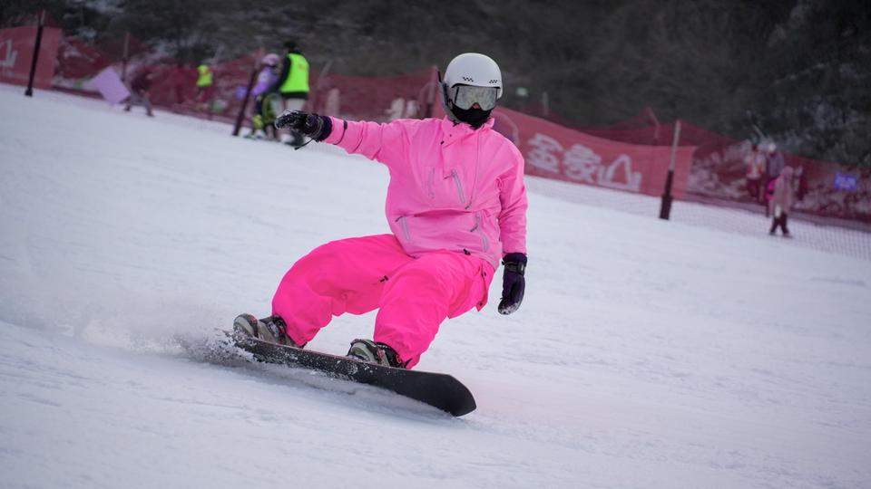 冰雪旅游火爆春节假期，济南多家滑雪场迎客超万人