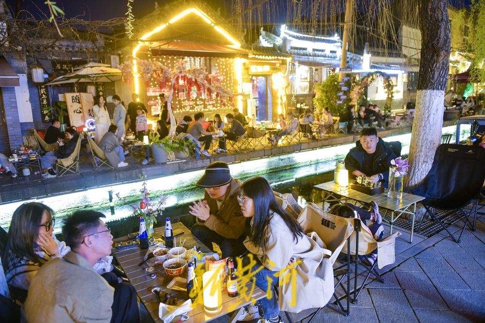 “泉”在济南过五一丨夜游泉城老街，感受泉水泡茶“市集”