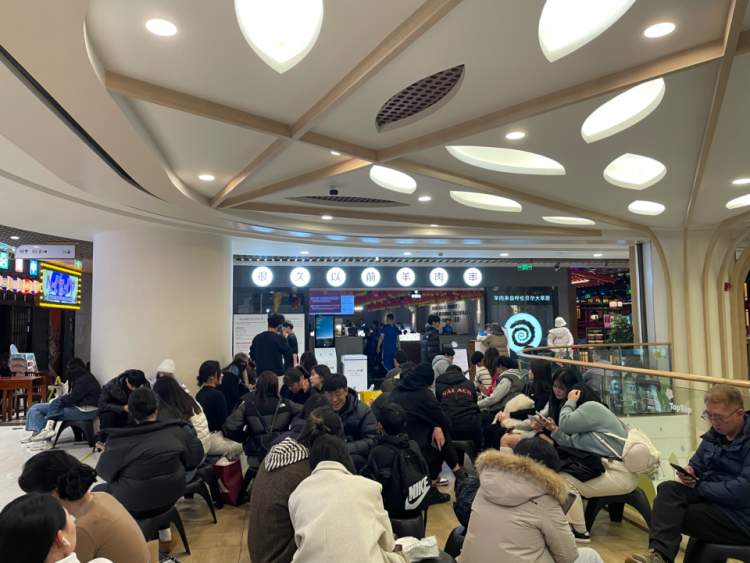 涌入上海的韩国年轻人：逛街打卡拍照 为吃羊肉串等到凌晨