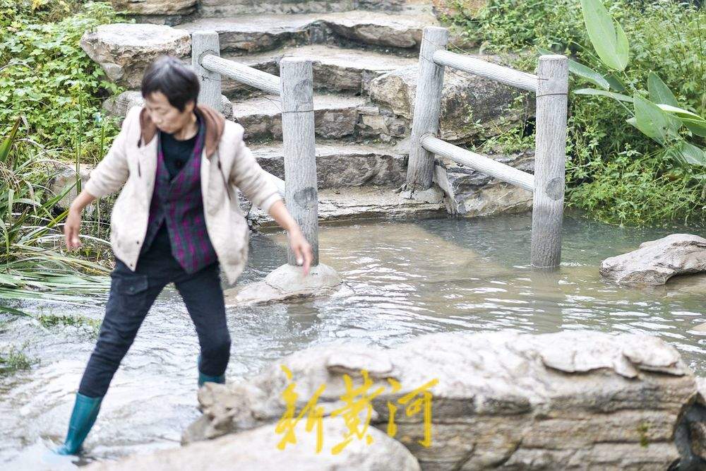漂泉呈现“飞瀑流泉”景象，市民排队接泉水尽享甘甜