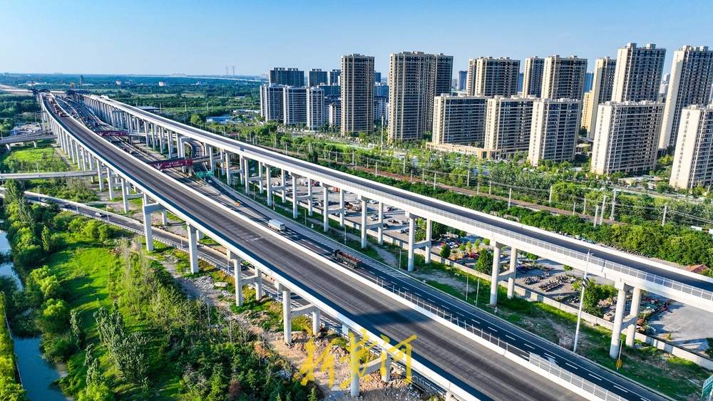 项目强省会｜京台高速公路新建高架长龙铺沥青