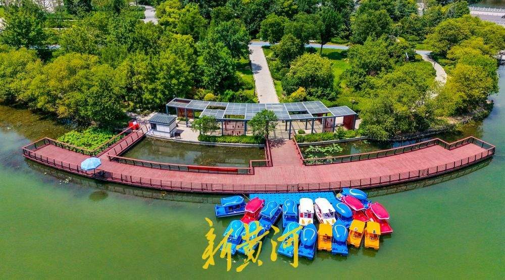济南云锦湖开放水上游乐项目 市民可乘船赏景