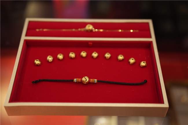 以“金”寄情，以“抱”拥暖，唤醒城市温度——中国金币“抱抱”主题快闪活动诠释东方情感哲学