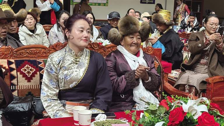 藏历新年暖潮:“一老一小”的幸福篇章