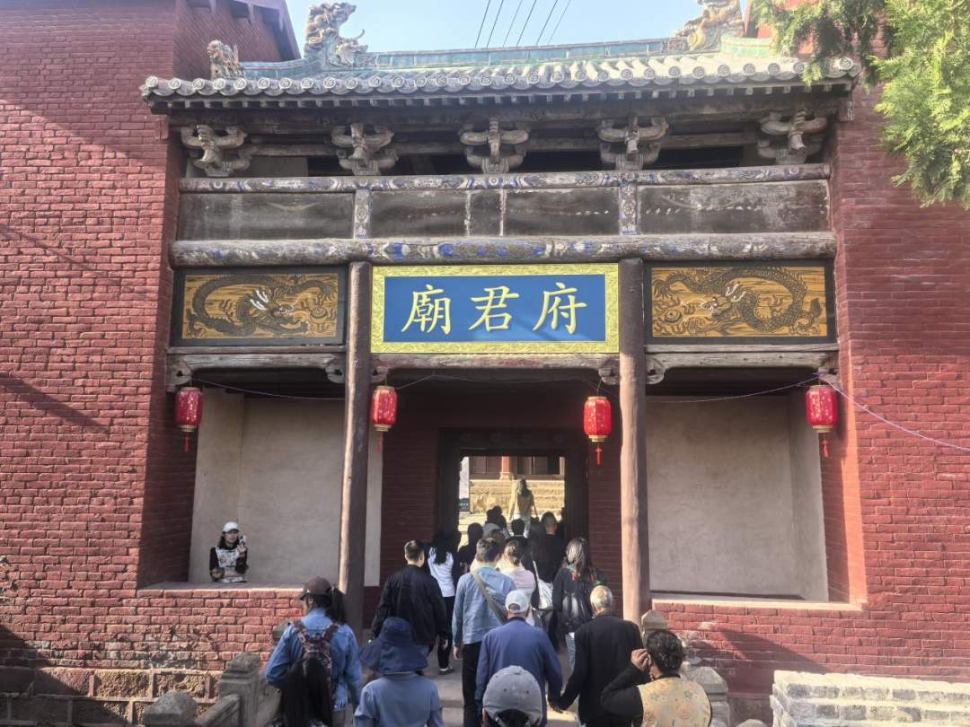 何以中国·屋檐上的文脉｜一方戏台，为何“有戏”近千年