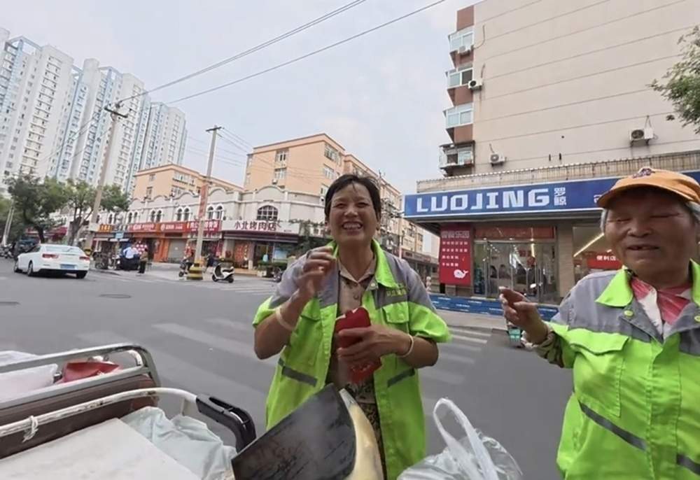 山大毕业生为10名环卫工发红包，被请吃“百家饭”，一家出一盘菜，还为他打包水饺