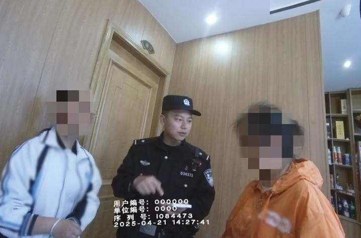 母女就餐一小时未动筷老板报警 原来女儿卖游戏账号遭诈骗