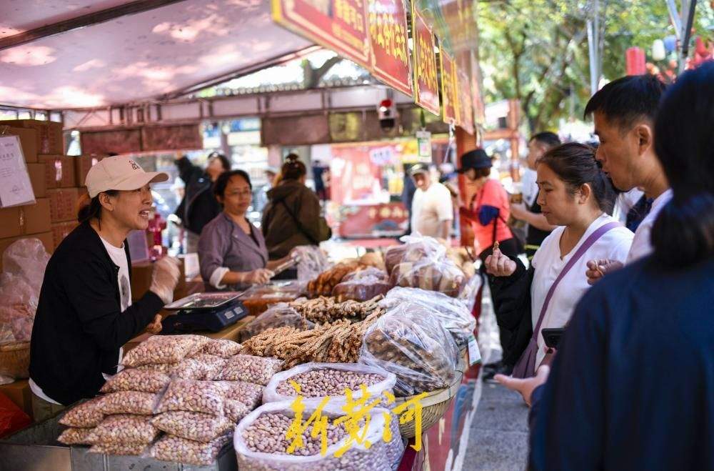 国庆市集开进千佛山登山主路，非遗文创风味小吃烟火气十足