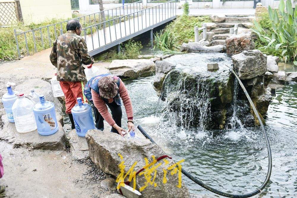 漂泉呈现“飞瀑流泉”景象，市民排队接泉水尽享甘甜
