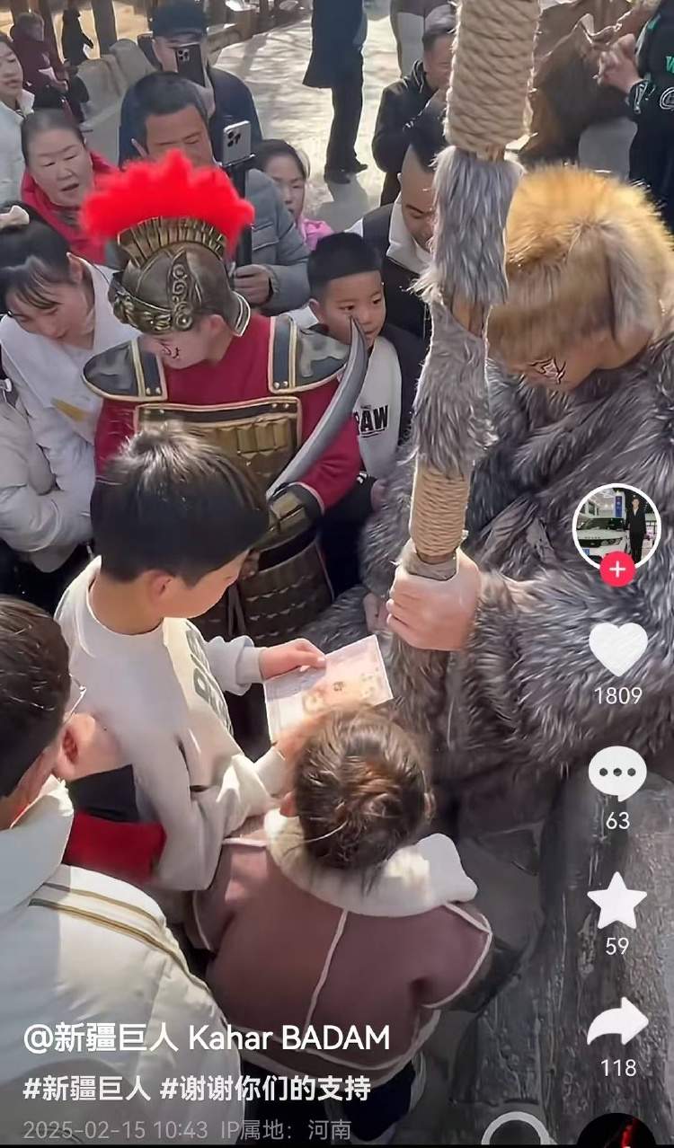 对话河南万岁山2米33“巨人”演员：没巨人症，睡3米床穿59码鞋