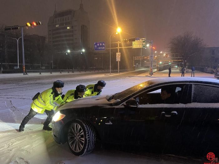 彻夜清雪 天桥出动1300余人次环卫人员保出行