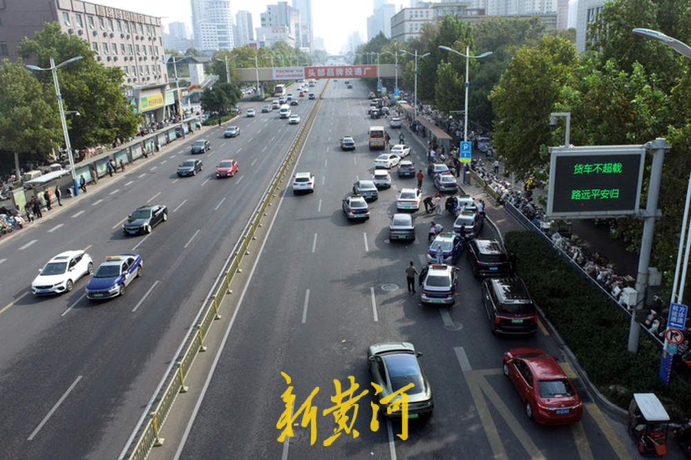 “停车不再绕好几圈”，记者实探山东大学附属儿童医院停车现状：周边千余个泊位投用，步行3分钟可达医院