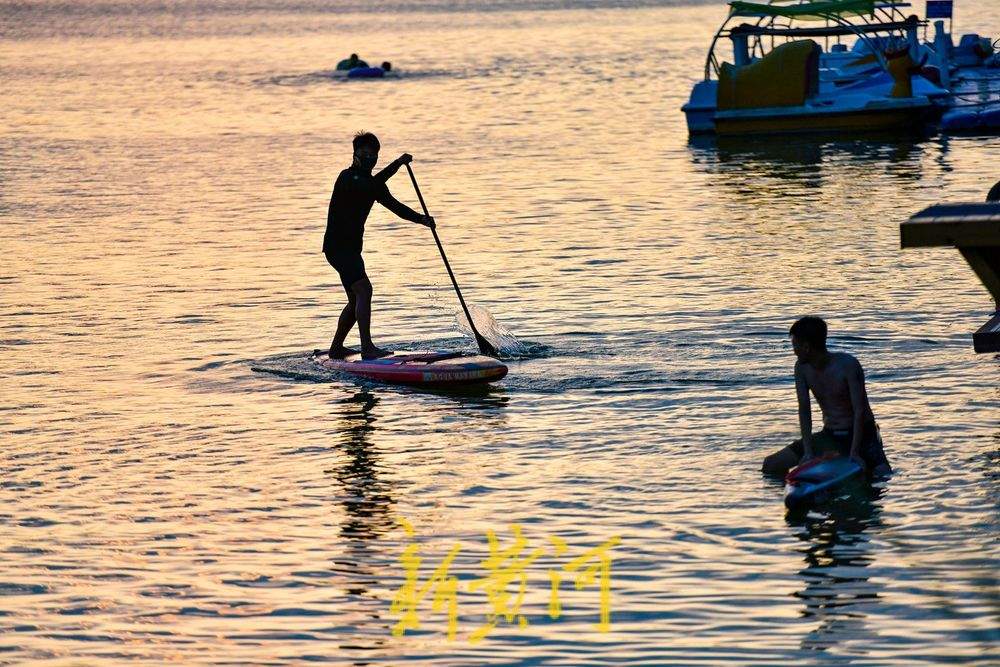 “水上漂”夏日爆火 桨板运动开启“乘风破浪”之旅
