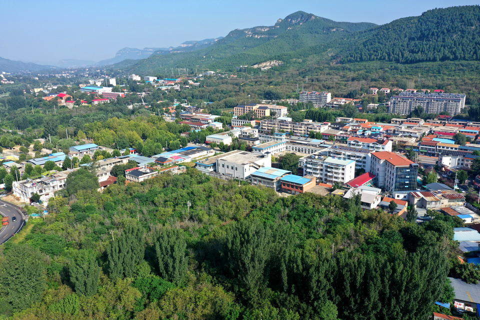 济南南山古镇旧貌换新颜，山水环绕成游客打卡点