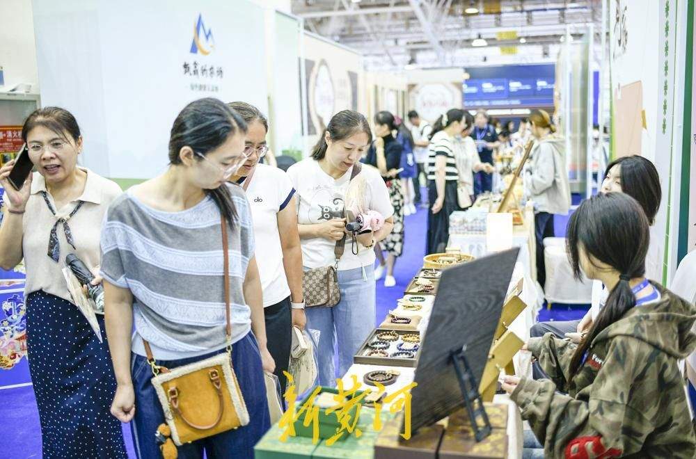 从老字号美食到高校工业设计 烟火济南市集为数博会添“文化味”