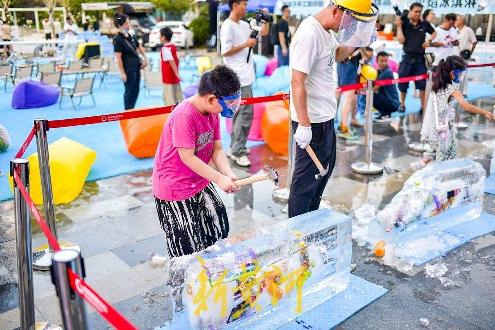 一年四季 泉在济南丨冰块里面挖呀挖 凿冰寻宝觅清凉