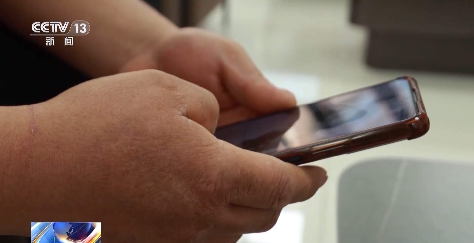 免费翡翠？喷漆石头！直播间“一刀富”全是戏