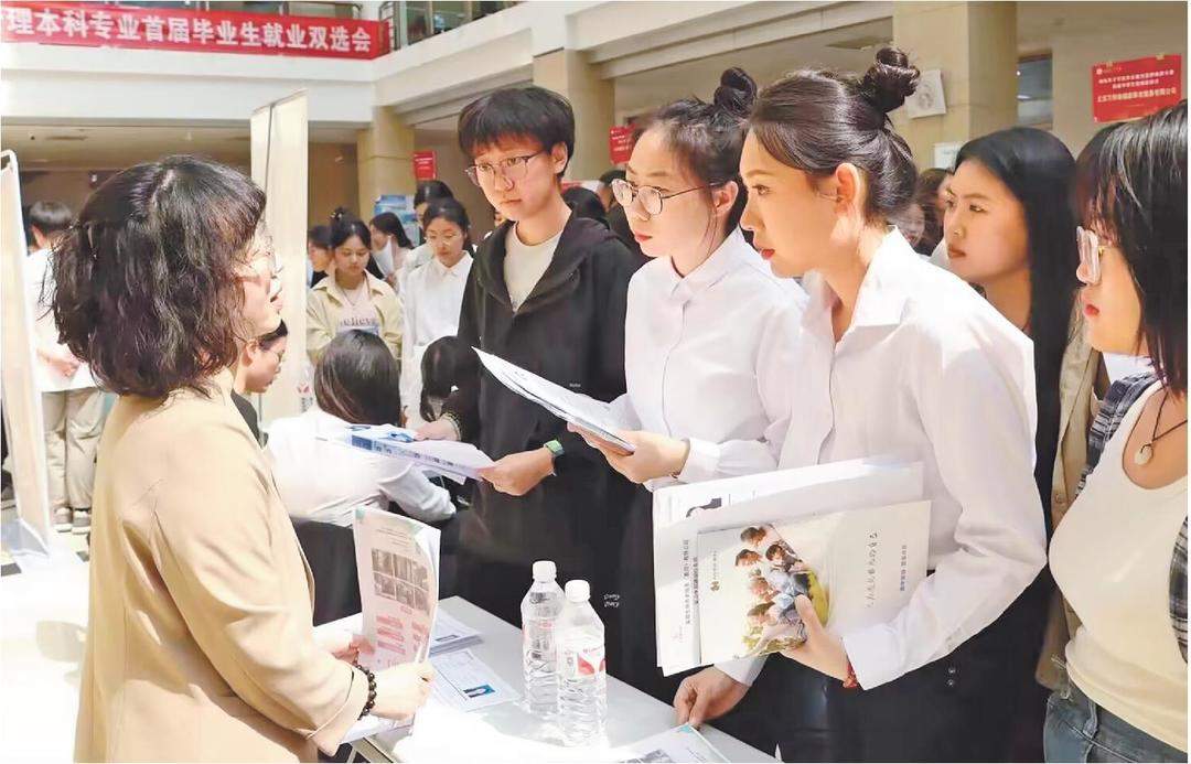 400多岗位“争抢”64名毕业生！养老专业本科生缘何遭“抢聘”？