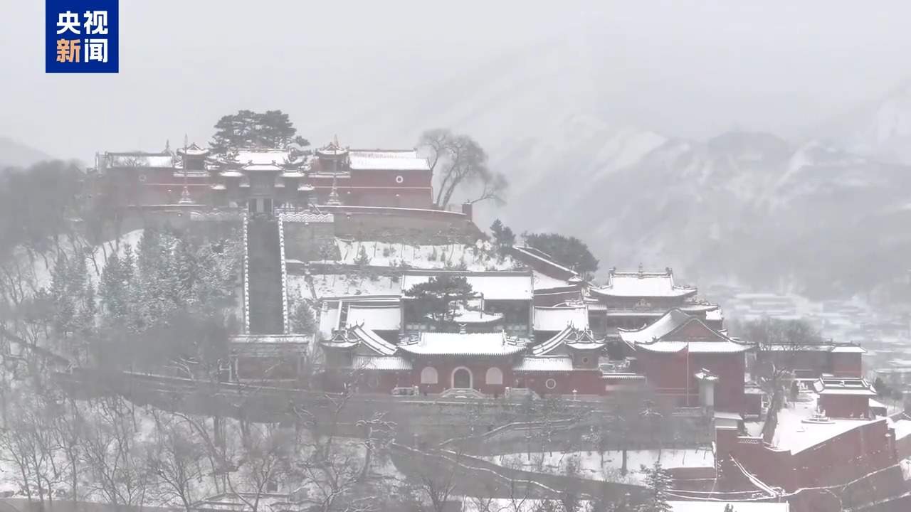 强风强降温来袭 山西五台山迎来持续降雪天气