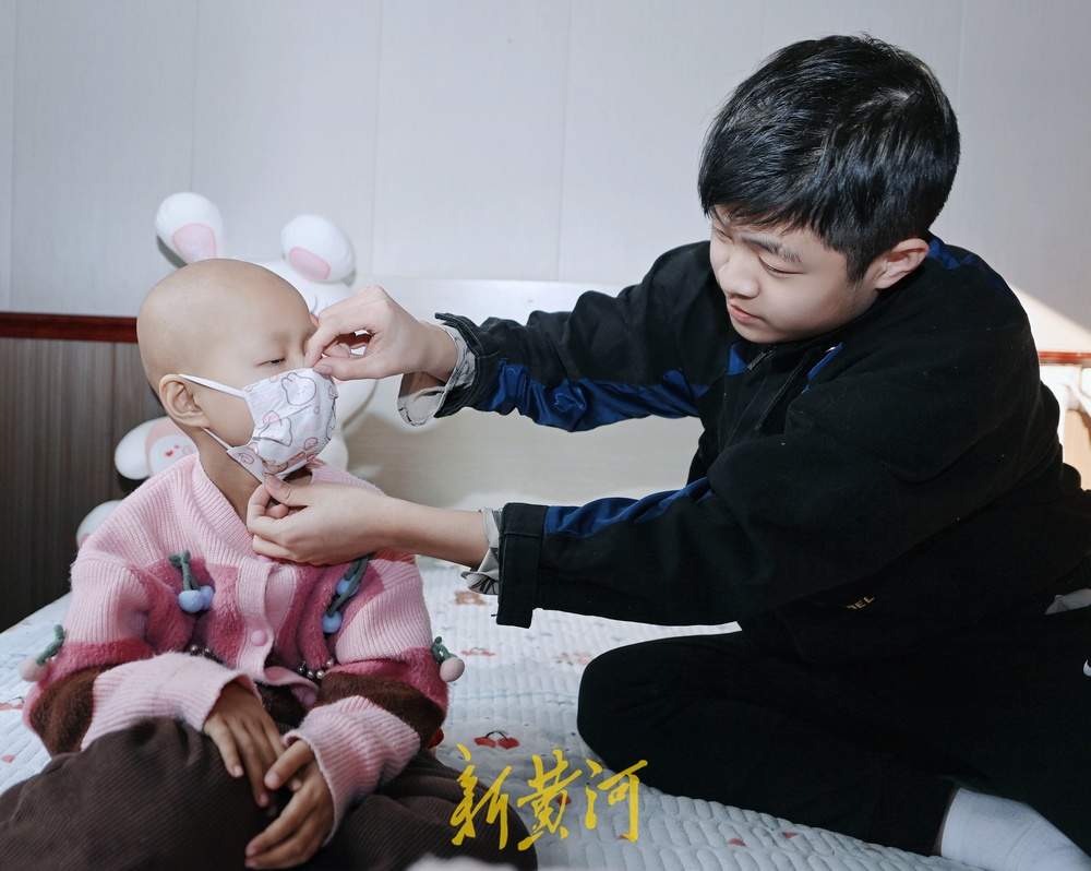 看着视频一点点学做饭，16岁哥哥带6岁妹妹在济抗癌