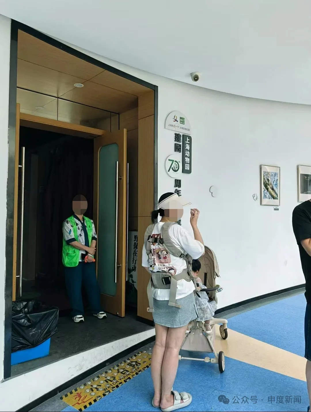 10月龄婴儿上海动物园内喝奶瓶被驱赶，园方称做法合规无需道歉，网友吵翻