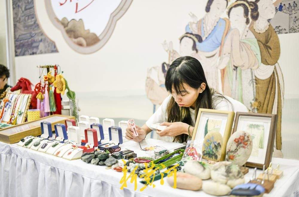 从老字号美食到高校工业设计 烟火济南市集为数博会添“文化味”