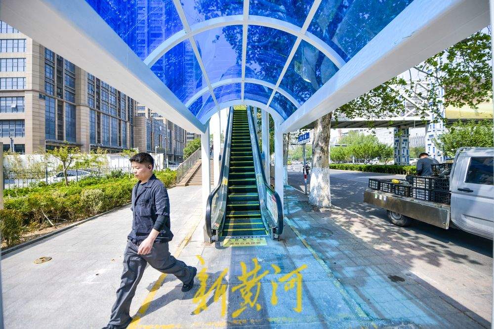 过街天桥修缮上新装 扶梯加装“保护层”