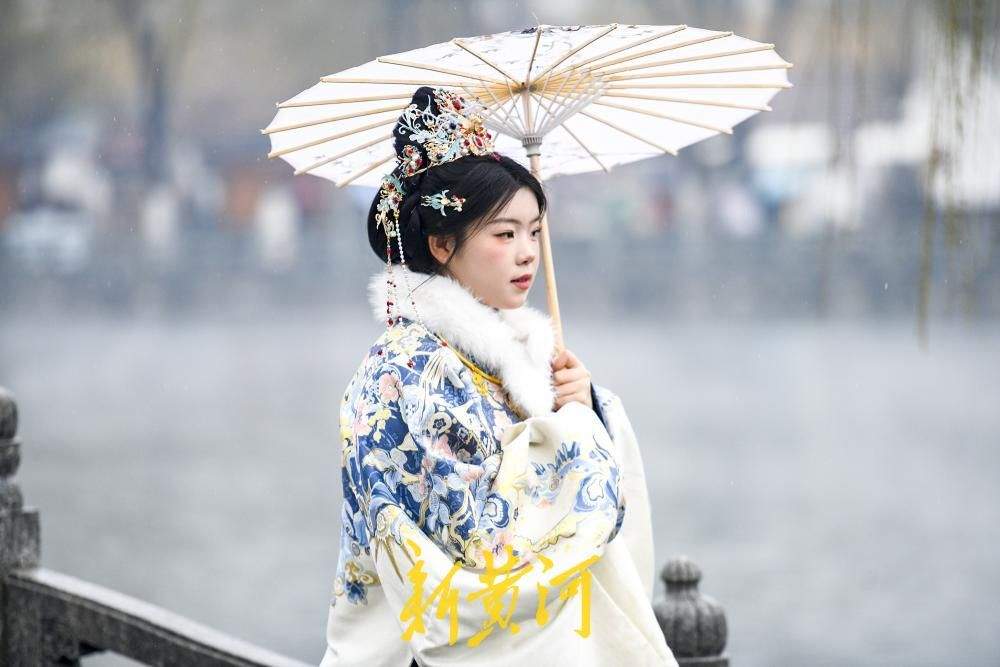 济南春雨润古巷 老城漫步别有韵味