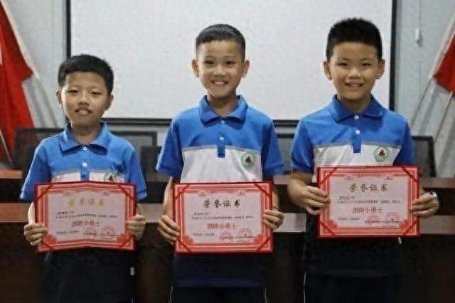 兵分两路！3名小学生教科书式救火 小孩哥又立功了