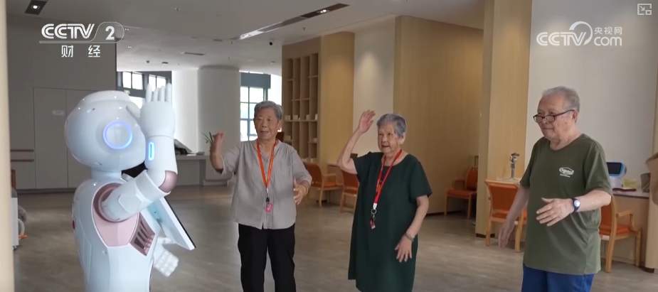 洗头、艾灸、巡逻……机器人来“敲门”！ 养老机器人成养老产业智慧化转型关键力量