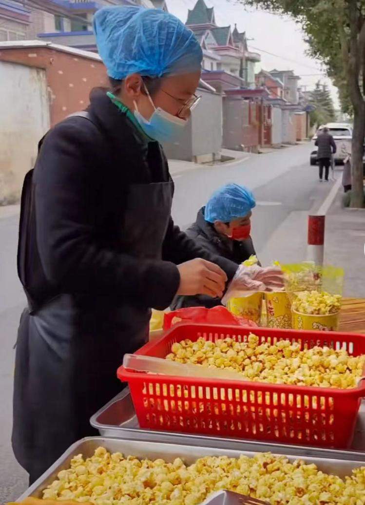 脑瘫少年卖爆米花自食其力 小摊位背后藏着母亲的爱