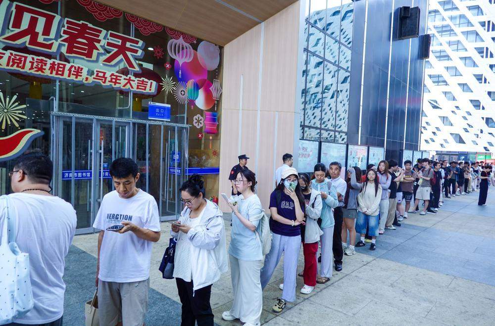 酷暑寻书香 济南市图书馆成全民 “文化充电站”