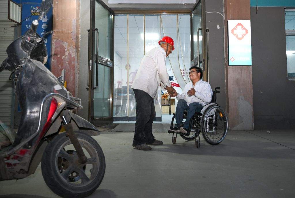 扎根，两位援疆医生的共同选择